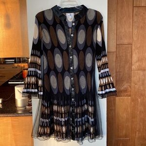 Slimming dress with tulle overlay